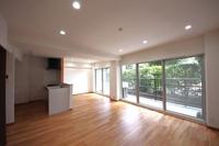 リビング:明るい日が差し込みぬくもりのある空間となっており、ゆったりと家族団らんの時間を過ごせますね!