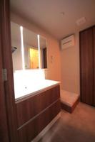 洗面室:清潔感のある洗面所です。
シンプルですっきりとした洗面台は充実した収納スペースで使い勝手の良い造りです。