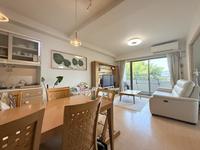 リビング:陽光あふれる家族の憩いの場！温もりある木目床と対面キッチンが、会話を弾ませ一体感を育みます！夏には富士森公園の花火が一望でき、角部屋のため窓も多く風通し良好