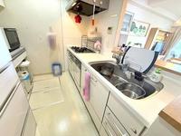 キッチン:広々した使い勝手の良いキッチン!床下収納ございます!
料理の時間も楽しいひと時になるのではないでしょうか。