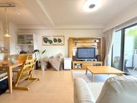 リビング:会話が弾む、笑顔が広がる！キッチンとリビングが一体になった開放的なLDK！ポーチ付き角部屋なので、居住者が行き来することもなく、何時までもプライベート空間を確保できます。