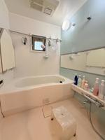 浴室:一日の疲れを癒やしてくれる空間です!窓もございますので換気性能良好です!