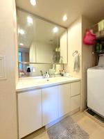 洗面室:白を基調とした清潔感のある洗面所です。
シンプルですっきりとした洗面台は充実した収納スペースで使い勝手の良い造りです。