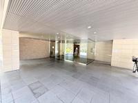 その他:日常と非日常を分かつ、静謐な空間。光と影が織りなす、エントランス・ギャラリー。