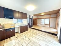 リビング:温かい木のぬくもりを感じる天井と、畳の小上がりは、くつろぎの空間を演出！歴史と新しさが調和するこの空間で、あなただけの理想の暮らしを実現しませんか？