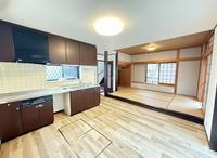 リビング:温かい木のぬくもりを感じる天井と、畳の小上がりは、くつろぎの空間を演出！歴史と新しさが調和するこの空間で、あなただけの理想の暮らしを実現しませんか？