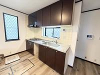 キッチン:落ち着いた色合いのシステムキッチンが、これから始まる新しい暮らしに馴染みます。窓から光が差し込む明るい空間で、料理の時間がもっと楽しくなります。