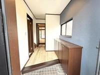 その他:家族や友人を温かく迎え入れる、我が家の顔となる玄関。リノベーションで生まれ変わるこの場所から、あなたの新しい暮らしが始まります。