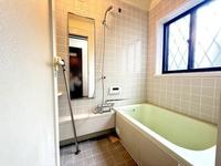 浴室:窓付きで明るく換気も快適な浴室！淡いグリーンの浴槽でリラックス効果もアップ！一日の疲れを癒やし、ゆったりとしたバスタイムを！
