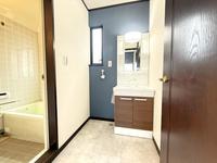 洗面室:おしゃれで機能的、毎日の準備が楽しくなる洗面台！すっきりとしたデザインと収納力で、快適なサニタリースペースを実現します！