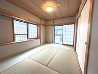 その他:二階にある趣ある和室！畳の香りに包まれ、心落ち着くひとときを過ごせます！陽当たり良好で、お昼寝や客間にも最適です！