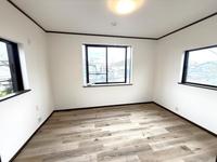 その他:三面に窓を配した、明るく開放的な洋室！日差しがたっぷり差し込み、風通しも良好。どんなインテリアにも合うシンプルな内装です！