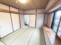 その他:収納も充実した落ち着きのある和室！真壁造りで木の温もりを感じる空間は、障子越しの柔らかな光が心地よい、癒やしのひとときを提供します！