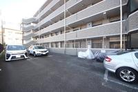 その他:1台10000円で停められる駐車場です。
広々しているので安心して駐車することができます。