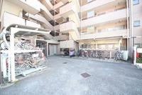 その他:屋根付きの自転車置き場。雨や雪から守ってくれ、雨に濡れることなく自転車の利用が可能です。