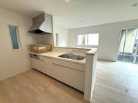 キッチン:広々した使い勝手の良いキッチン！床下収納ございます！
料理の時間も楽しいひと時になるのではないでしょうか。