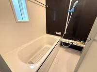 浴室:清潔感あふれる明るい浴室で一日の疲れをリフレッシュ！換気に便利な窓と、ご家族みんなに優しい手すり付きの安心設計です！