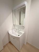 洗面室:白を基調とした清潔感のある洗面所です。
シンプルですっきりとした洗面台は充実した収納スペースで使い勝手の良い造りです。