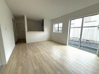 リビング:明るい日が差し込みぬくもりのある空間となっており、ゆったりと家族団らんの時間を過ごせますね！
