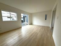 リビング:ワイドな窓から陽光が降り注ぐ、明るいリビング！温もりある木目調フロアと白壁が、あなたのインテリアを一層引き立てます。家族の笑顔が集まる開放的な空間！