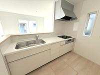 キッチン:広々した使い勝手の良いキッチン！床下収納ございます！
料理の時間も楽しいひと時になるのではないでしょうか。