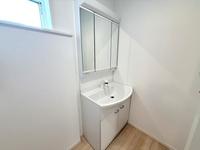 洗面室:白を基調とした清潔感のある洗面所です。
シンプルですっきりとした洗面台は充実した収納スペースで使い勝手の良い造りです。