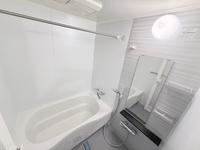 浴室:今日の疲れをリセット！白と光が織りなす、シンプルで上質なリラックス空間！