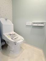 トイレ:デザインクロスで心安らぐ空間に！お手入れ簡単な最新型トイレで、いつも清潔・快適！ウォシュレットを新規交換いたしました！