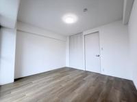 その他:主寝室にも、趣味の部屋にも！大容量クローゼット付きの明るい洋室で、自由な暮らしを！フロアタイル貼替済でございます！