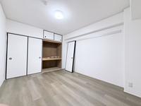 その他:押入れ風のたっぷり収納で、空間広々！明るい木目調の床が心地いい、シンプルで多目的な洋室！クロスを貼替いたしました！