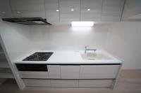 キッチン:システムキッチンを採用しています。三ツ口コンロ完備で忙しい方に嬉しい設備！
料理の時間も楽しいひと時になるのではないでしょうか。