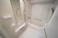 浴室:一日の疲れを癒やしてくれる空間です。入浴剤を入れたりアロマを炊いたりしてみてはいかがでしょうか？　