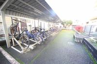 その他:屋根付きの自転車置き場。雨や雪から守ってくれ、雨に濡れることなく自転車の利用が可能です。