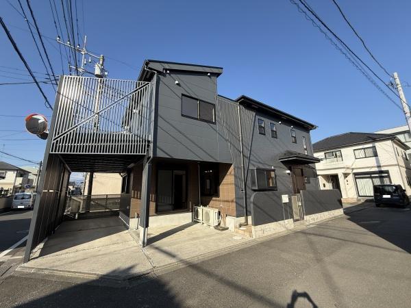 外観:無機質な美しさ、デザイン性にこだわる大人のためのスタイリッシュモダンな住まい!ビルトイン駐車場愛車を守り、暮らしに開放感を!