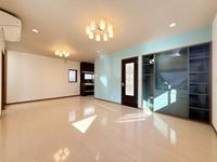 リビング:癒やしのミントグリーンと柔らかな陽光！デザイン照明が彩る、お洒落で広々としたLDK！自分らしい暮らしをここから。シャンデリアを新規設置いたしました！