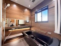 浴室:ゆったり足を伸ばせるワイド浴槽と、温もりある木目調！水流が優しく包み込む「肩楽湯・腰楽湯」付き、身を解放する極上リラックス！