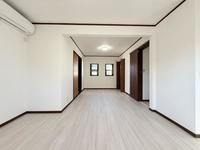 その他:2階にあるゆとりの12帖洋室、家具配置も自由自在！陽光あふれる清潔な空間で、新しい暮らしを始めませんか！
LED照明を交換いたしました！