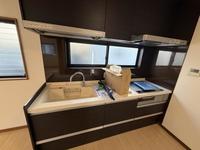 キッチン:ダークトーンが美しいシステムキッチン！ワイドな調理スペースと豊富な収納で、料理がもっと楽しく快適に！IHコンロ搭載で安心！