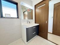 洗面室:モダンなデザインが映える洗面台を新規交換いたしました！三面鏡と引き出しで、洗面周りはいつもすっきり清潔に！