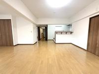 リビング:木のぬくもりと洗練された白！お洒落なキッチン横のリビングで、毎日を心地よく！