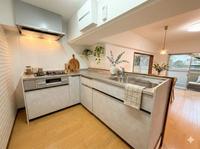 キッチン:使いやすいL字型カウンターキッチンを新規交換しました！毎日の料理が楽しくなる、機能性とデザイン性を兼ね備えた空間！※インテリアはCGを用いたホームステージングによるものです。