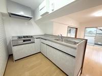 キッチン:使いやすいL字型カウンターキッチンを新規交換しました！毎日の料理が楽しくなる、機能性とデザイン性を兼ね備えた空間