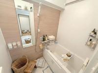 浴室:新しいユニットバスで一日の疲れをリセット！心地よいバスタイムで心身ともにリフレッシュできる、寛ぎの時間を。
※小物等はCGを用いたホームステージングによるものです。