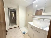 洗面室:三面鏡と収納力のある洗面台！毎朝の準備もスムーズにこなせる、清潔感あふれるサニタリー空間！洗濯パンを交換いたしました！