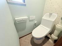 トイレ:新規交換したた温水洗浄機能付きトイレ。アクセントクロスがお洒落な、快適なプライベート空間！
