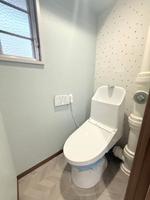 トイレ:新規交換したた温水洗浄機能付きトイレ。アクセントクロスがお洒落な、快適なプライベート空間！