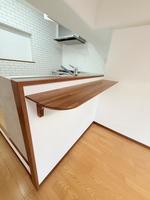 キッチン:料理の受け渡しや配膳に便利！家族との会話も弾むオープンカウンター！