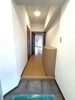 その他:帰宅を温かく迎え入れてくれる、光あふれる玄関ホール！下駄箱を新設しました！奥には広々リビングが広がります！