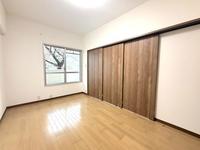 その他:リビングと繋がる明るい洋室！引き戸を開放すれば、広々とした一体空間として利用可能！