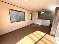 リビング:明るい日が差し込みぬくもりのある空間となっており、ゆったりと家族団らんの時間を過ごせますね！